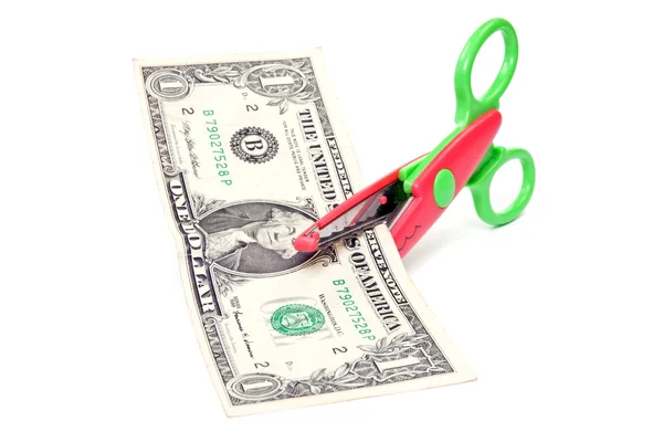 Las tijeras cortan un dólar americano. — Foto de Stock