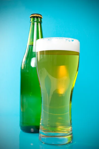 Botella de cerveza y vidrio . —  Fotos de Stock