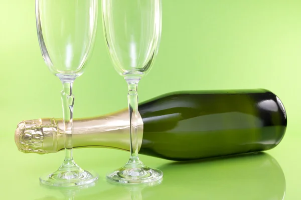 Пляшка шампанського та окуляри — стокове фото