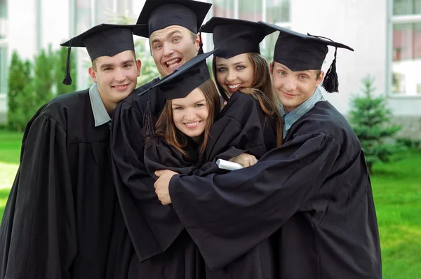 Os graduados alegram-se e satisfazem-se — Fotografia de Stock