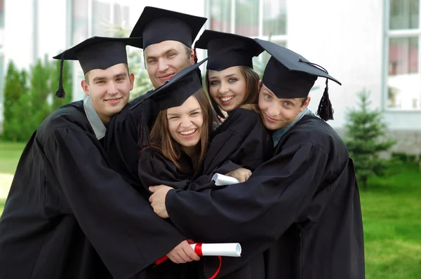 Os graduados alegram-se e satisfazem-se — Fotografia de Stock