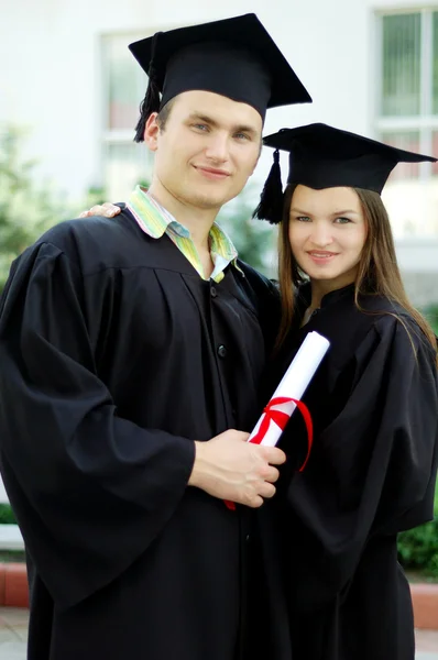 Casal apaixonado pós-graduação — Fotografia de Stock