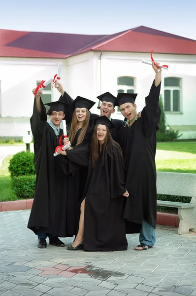 Les diplômés se réjouissent et se livrent — Photo