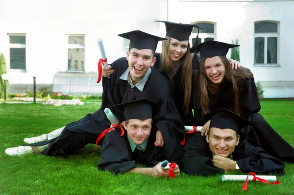 Students dabble in the grass, and rejoice — Stock Photo, Image