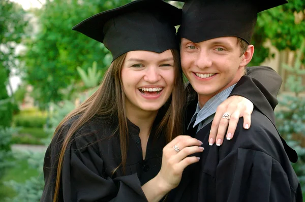 Les diplômés regardent dans la caméra et rient — Photo
