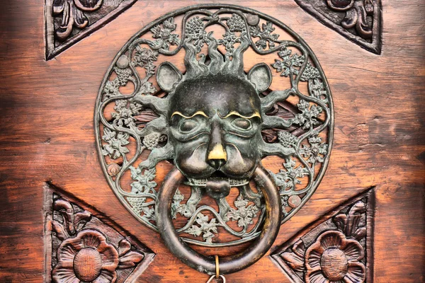 Oude metalen deurkruk — Stockfoto
