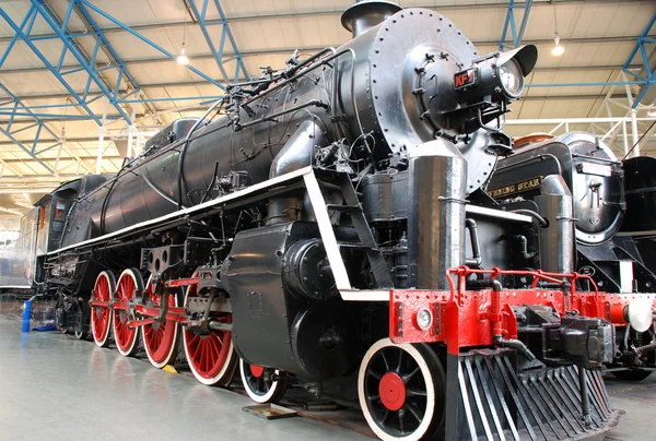 现代和蒸汽机车 — 图库照片
