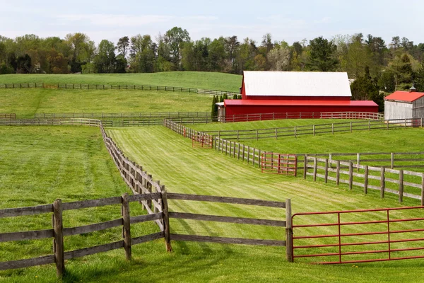 Oplocené pastviny s stodola — Stock fotografie