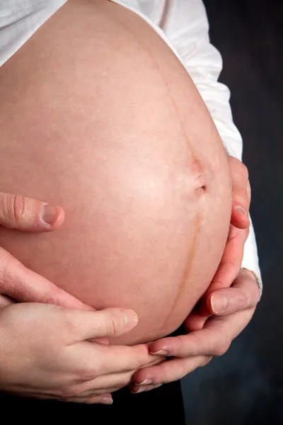 Těhotná rodiče ruce — Stock fotografie