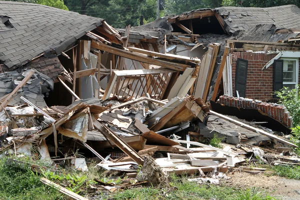 押しつぶされた家 — ストック写真