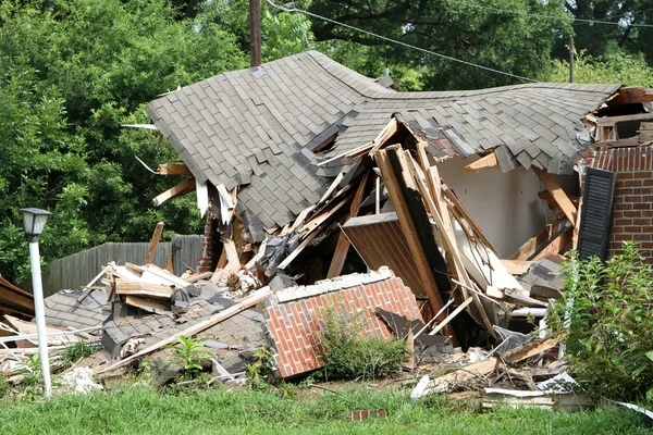 被击碎的房子 — 图库照片