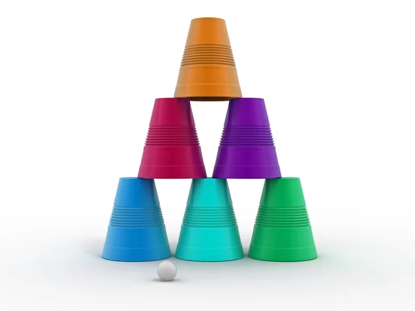 Piramida z odwróconym kubki plastikowe na na białym tle — Zdjęcie stockowe