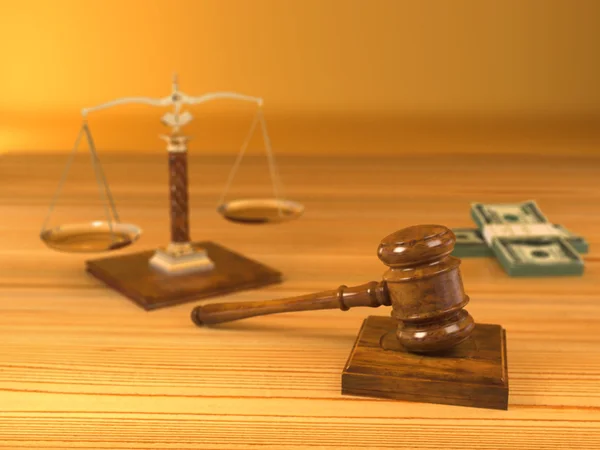 Rechten. rechter hamer, schaal en geld — Stockfoto