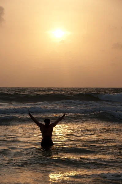 Mutluluk adam siluet günbatımı üzerinde — Stok fotoğraf