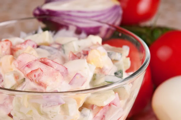 Свежий овощной салат со сметаной . — стоковое фото