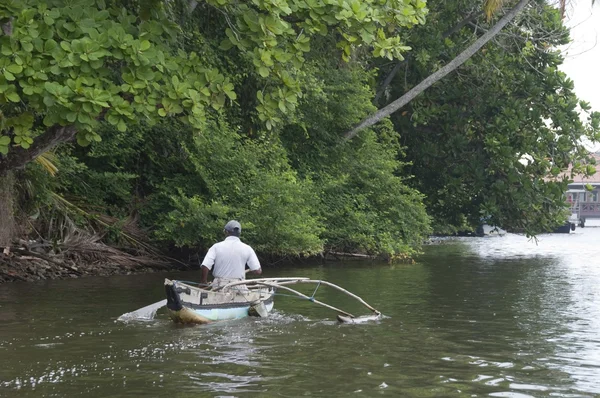 Fiskare på floden omgiven av djungel — Stockfoto