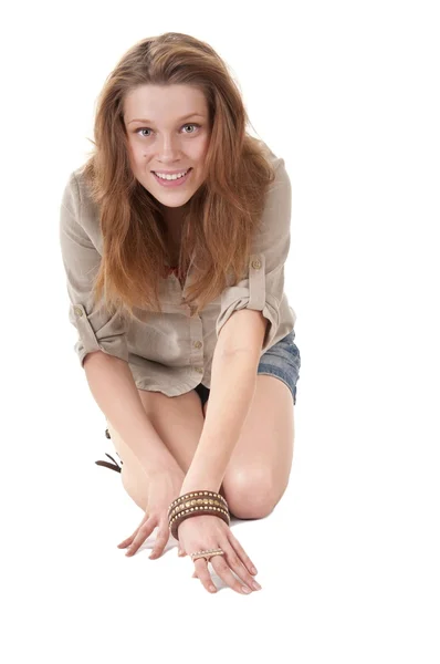 Glückliches Teenager-Mädchen sitzt auf dem Boden — Stockfoto