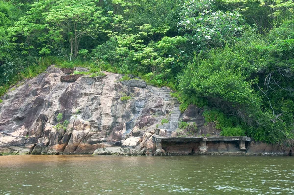 Scena tranquilla con panchina vuota vicino al fiume — Foto Stock