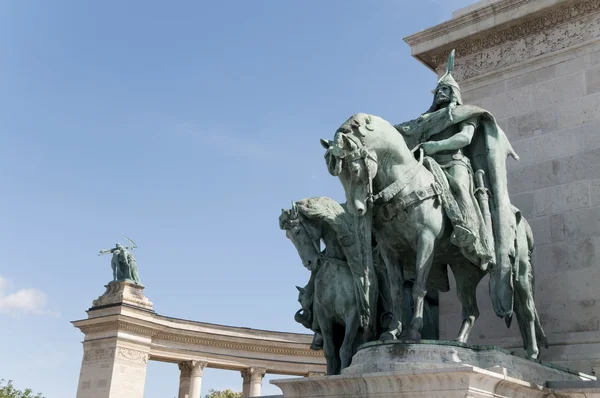 Reis húngaros na Praça dos Heróis em Budapeste — Fotografia de Stock