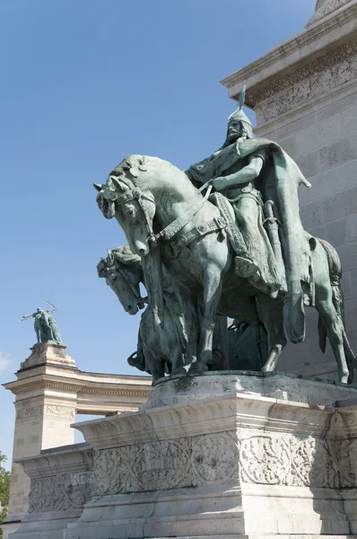 Les rois hongrois sur la Place des Héros à Budapest — Photo
