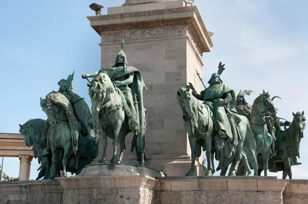 Les rois hongrois sur la Place des Héros à Budapest — Photo