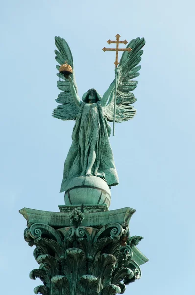 大天使ガブリエル、英雄広場ブダペスト — ストック写真