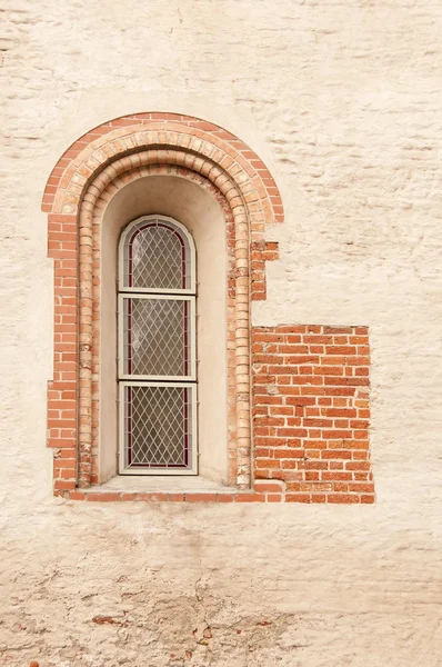 La ventana antigua en la pared de piedra — Foto de Stock