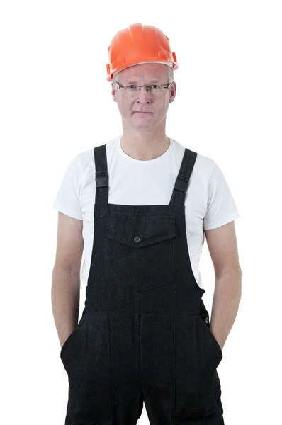 Серйозний зрілий працівник у твердій шапці та окулярах — стокове фото