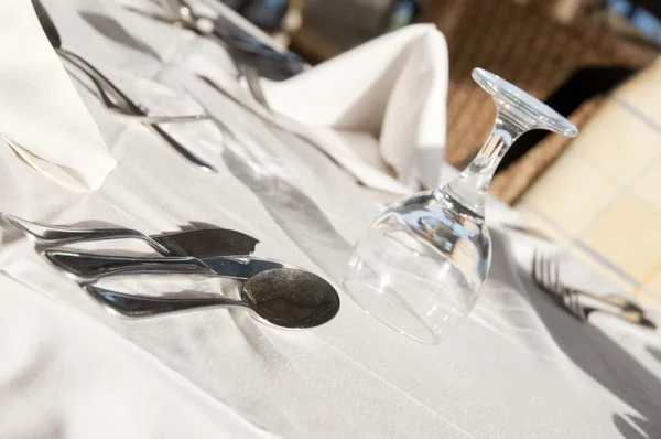 Jídelní stoly, které jsou připraveny pro zákazníky, venkovní večer — Stock fotografie