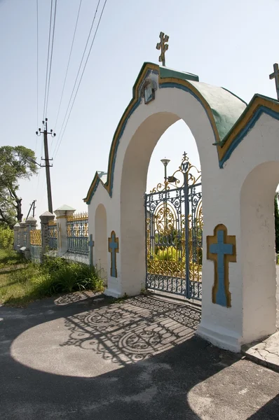 教会、チェルノブイリ、ウクライナへの入り口ゲート — ストック写真