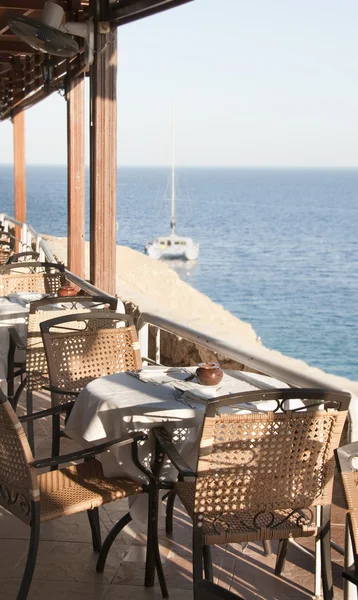 Restoran kırmızı deniz kenarında — Stok fotoğraf