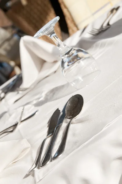 Tavoli da pranzo pronti per i clienti, serata all'aperto — Foto Stock