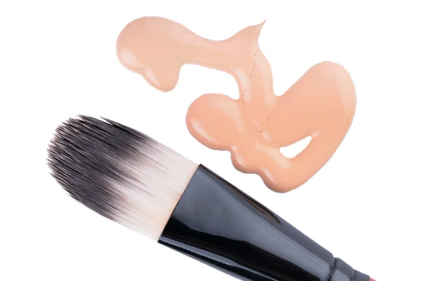 Maquiagem de fundação líquida bege com escova — Fotografia de Stock
