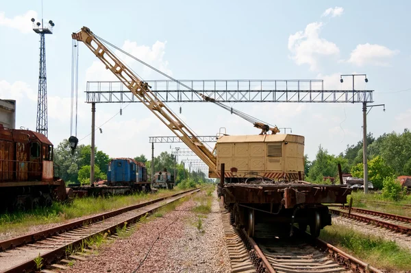 Železniční tratě smontovaný jeřáb. — Stock fotografie