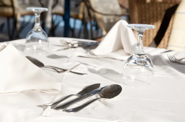 Jídelní stoly, které jsou připraveny pro zákazníky, venkovní večer — Stock fotografie