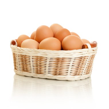 Sepetteki yumurtalar beyaza izole edilmiş