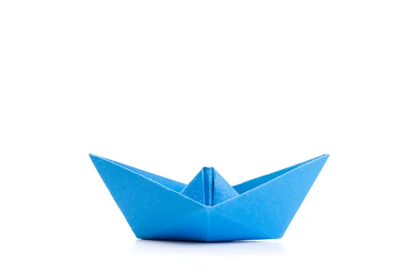 Синяя оригами-лодка — стоковое фото