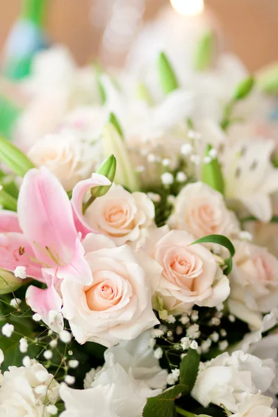 Μπουκέτο με λευκά τριαντάφυλλα για γάμο. — Φωτογραφία Αρχείου
