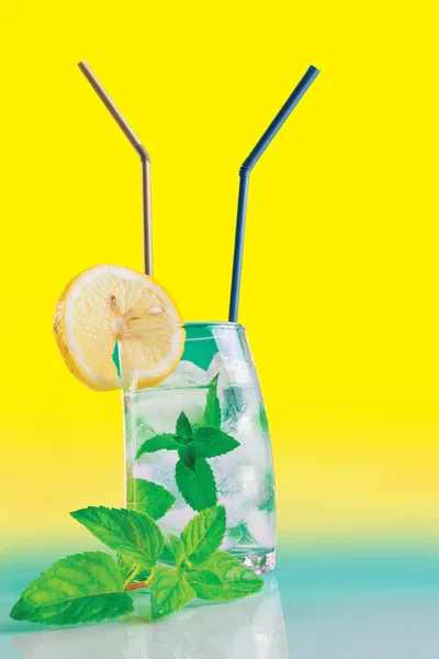 Fresh drink with mint, lemon and ice — Stock Photo, Image