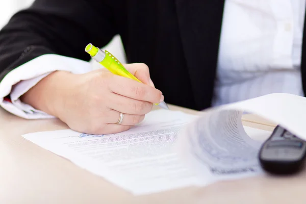 Hand van de zakenvrouw schrijven notitie (hand met pen in focus) — Stockfoto