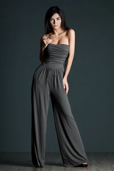 Bela mulher na moda em roupas cinza — Fotografia de Stock