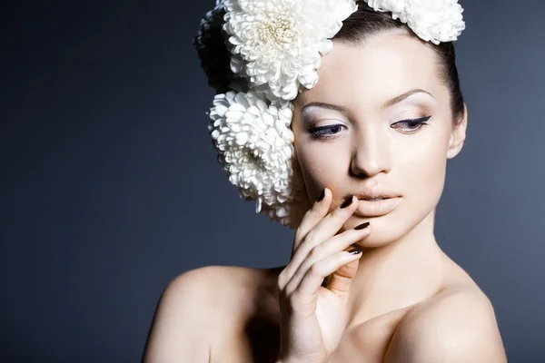 Portret van de mooie zoete vrouw met bloemen — Stockfoto