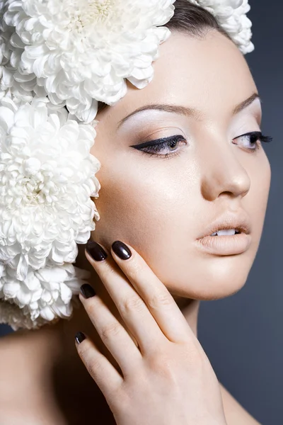 Ritratto della bella dolce donna con fiori — Foto Stock