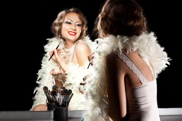 Mulher na moda com escova de maquiagem perto do espelho — Fotografia de Stock