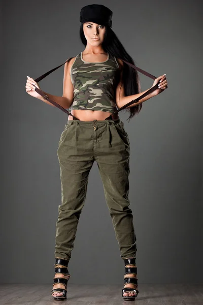 Σέξι γυναίκα μόδας με στρατιωτική στολή — Φωτογραφία Αρχείου