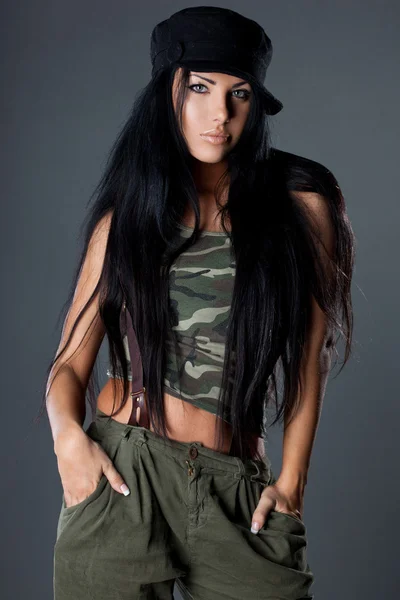 Сексуальная модная женщина в военной форме — стоковое фото