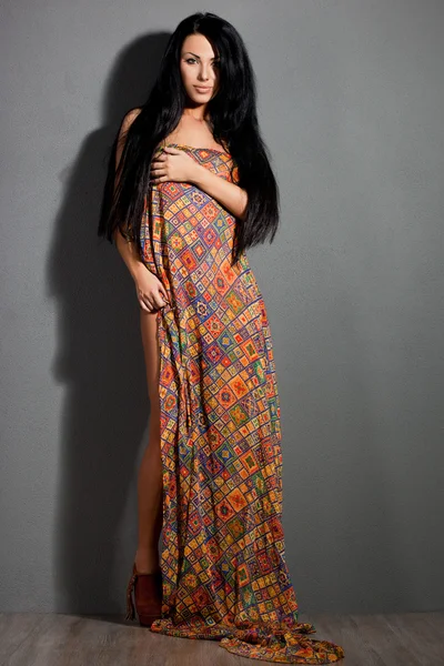 Элегантная модная женщина с тканью — стоковое фото