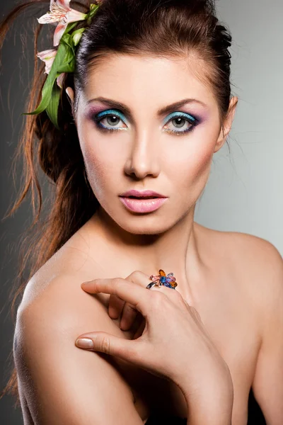 Eleganckie modne kobieta z pierścieniem — Zdjęcie stockowe