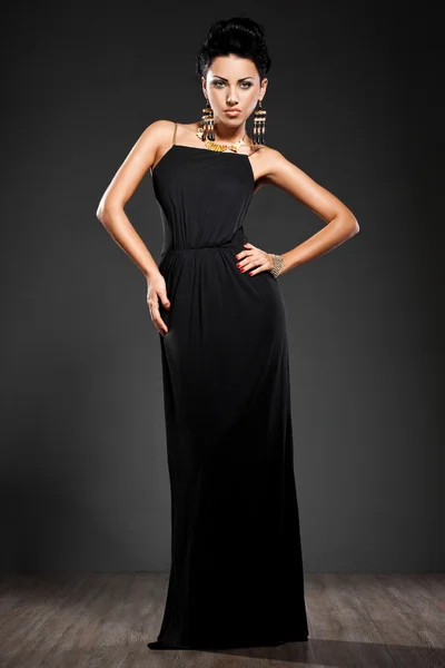 Elegante mujer de moda en vestido negro —  Fotos de Stock
