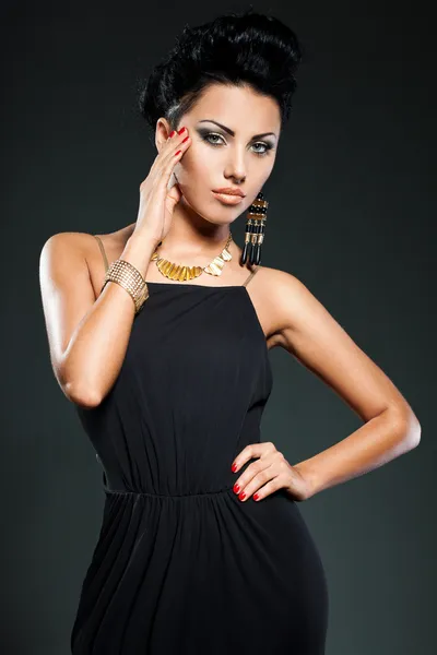 Mulher elegante na moda em vestido preto — Fotografia de Stock